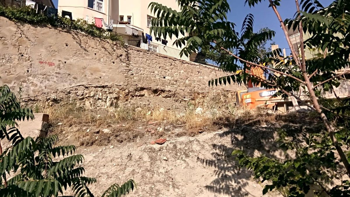 Ankara\'da bir binanın temeli kaydı: 5 bina tahliye edildi