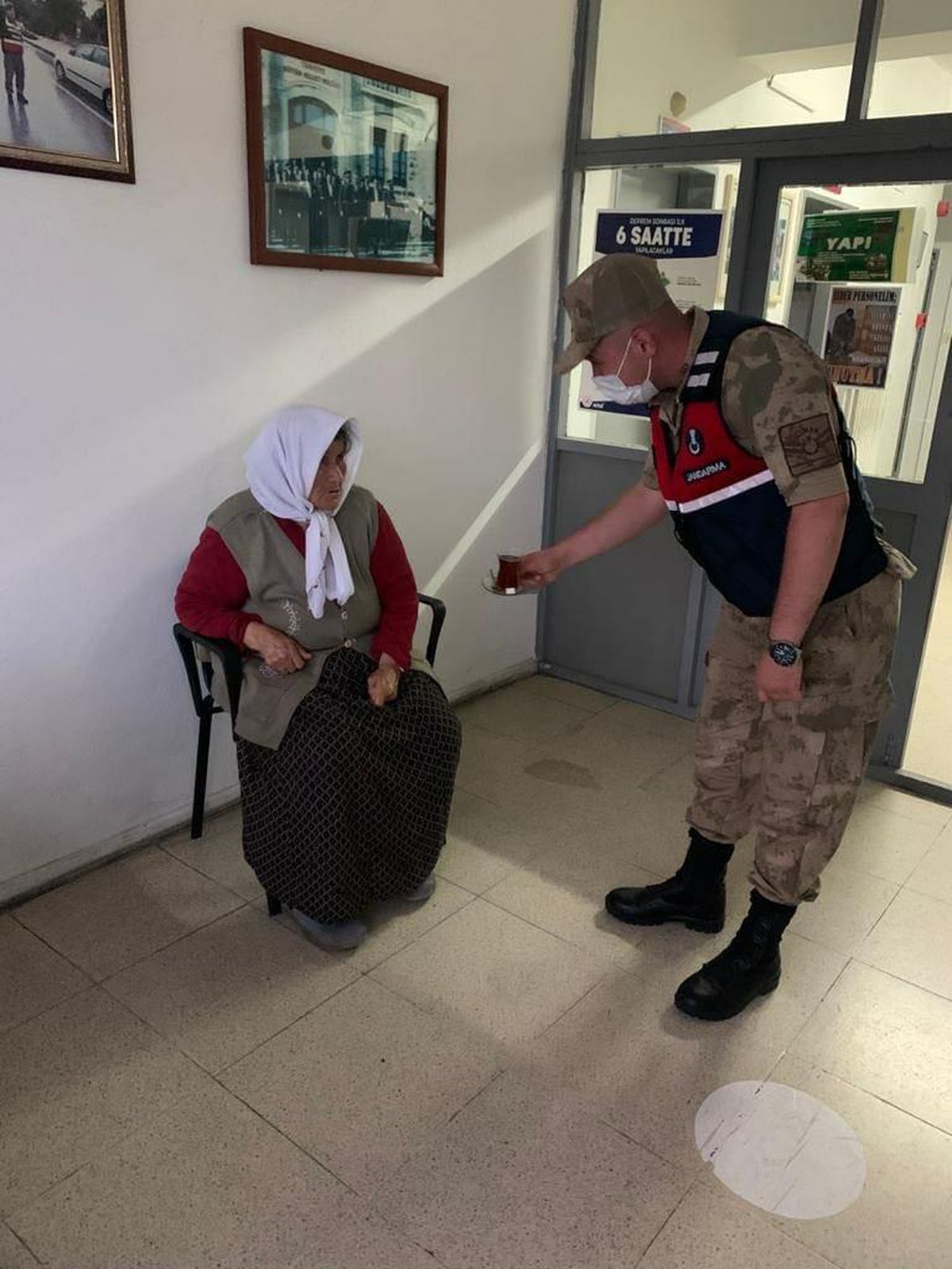 Ardahan\'da jandarma ekiplerinin bulduğu kayıp yaşlı kadın ailesine ulaştırıldı