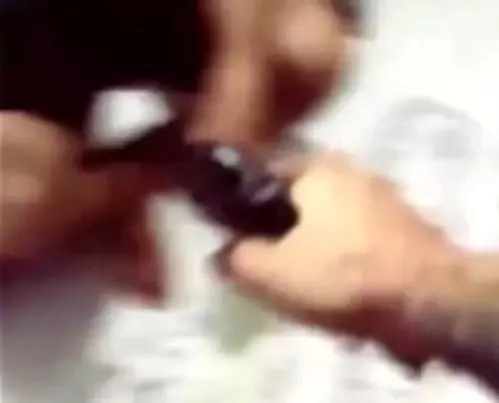 Ayrılma aşamasındaki eşini ve arkadaşını tabancayla vurdu! Saldırgan, o anları sosyal medyada yayınladı Ayrılma aşamasındaki eşini ve arkadaşını tabancayla vurdu! Saldırgan, o anları sosyal medyada yayınladı