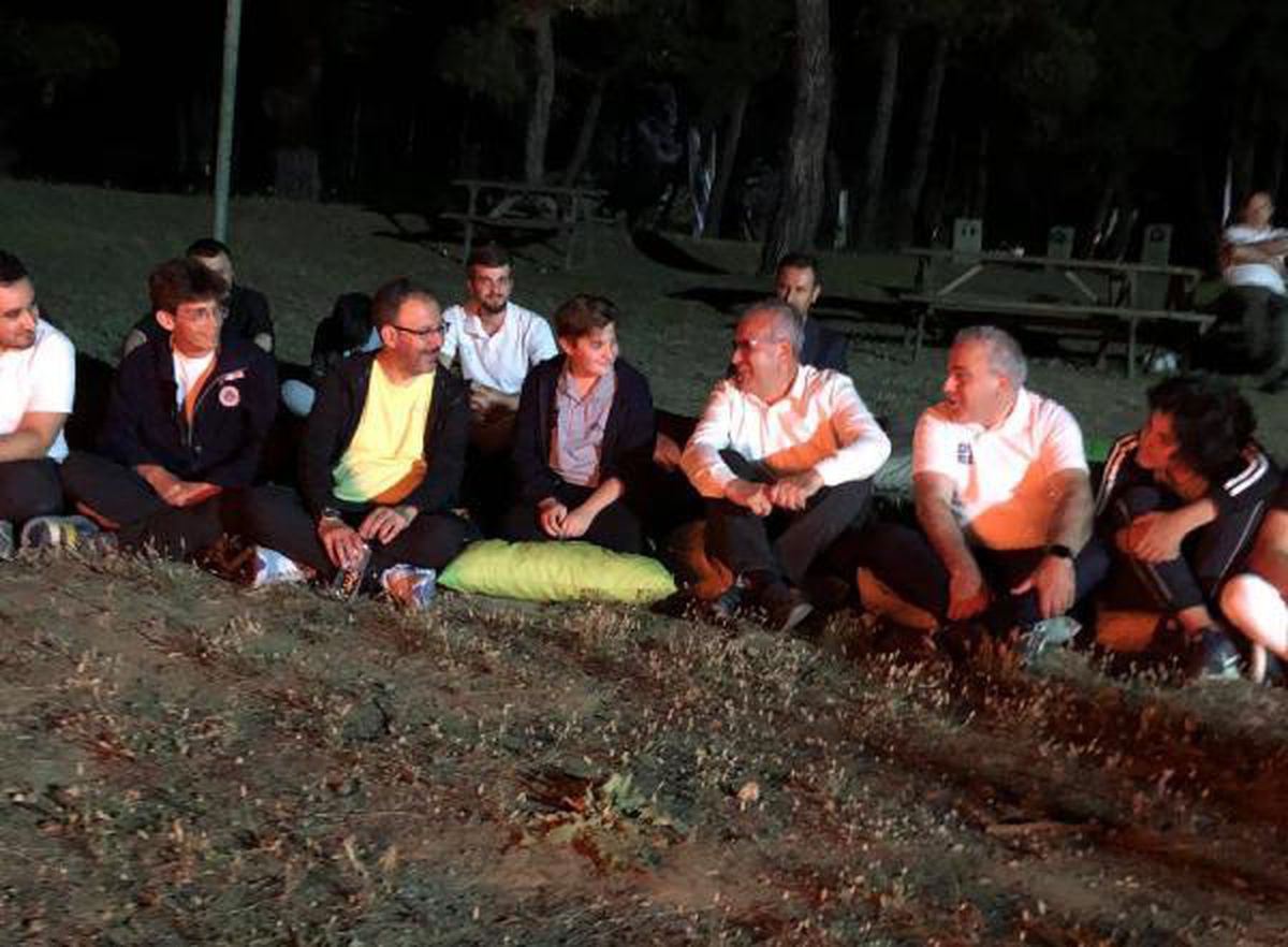 Son dakika haberi... Bakan Kasapoğlu\'ndan doğa kampındaki öğrencilere ziyaret