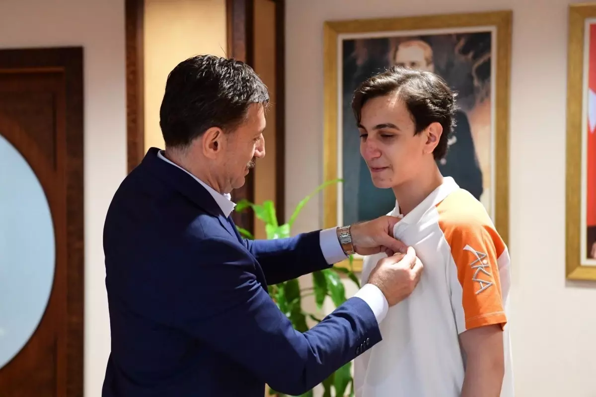 Başkan Bahadır, LGS\'de Türkiye birincisini makamında ağırladı