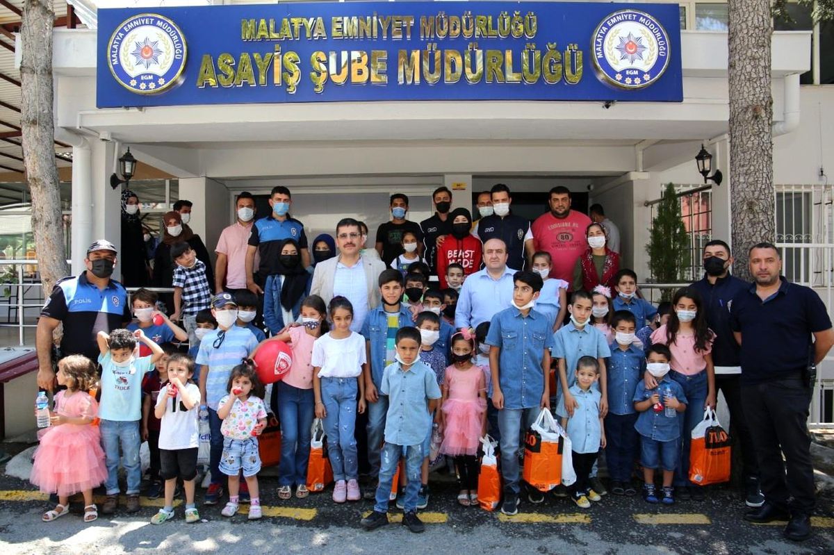 Çocuklara polis şefkati