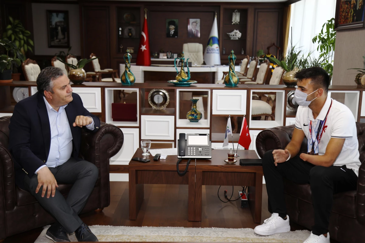 Çubuk Belediye Başkanı Demirbaş, milli sporcu Abdullah Ilgaz\'ı kabul etti