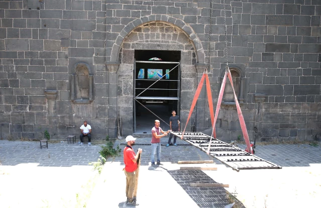 Diyarbakır Surları'ndaki tarihi Dağkapı 79 yıl sonra yerine takılıyor