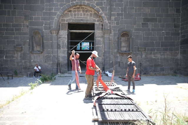 Diyarbakır Surları'ndaki tarihi Dağkapı 79 yıl sonra yerine takılıyor