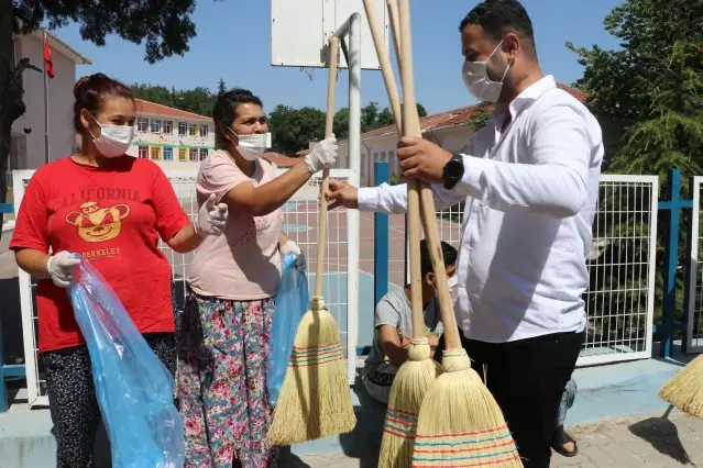 Edirne'de bir mahallenin sakinleri davul zurna eşliğinde temizlik yaptı