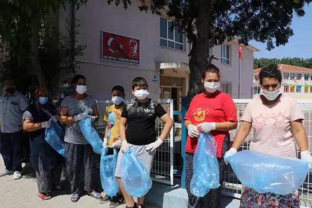 Edirne'de bir mahallenin sakinleri davul zurna eşliğinde temizlik yaptı