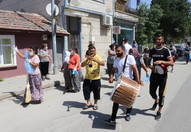 Edirne'de bir mahallenin sakinleri davul zurna eşliğinde temizlik yaptı