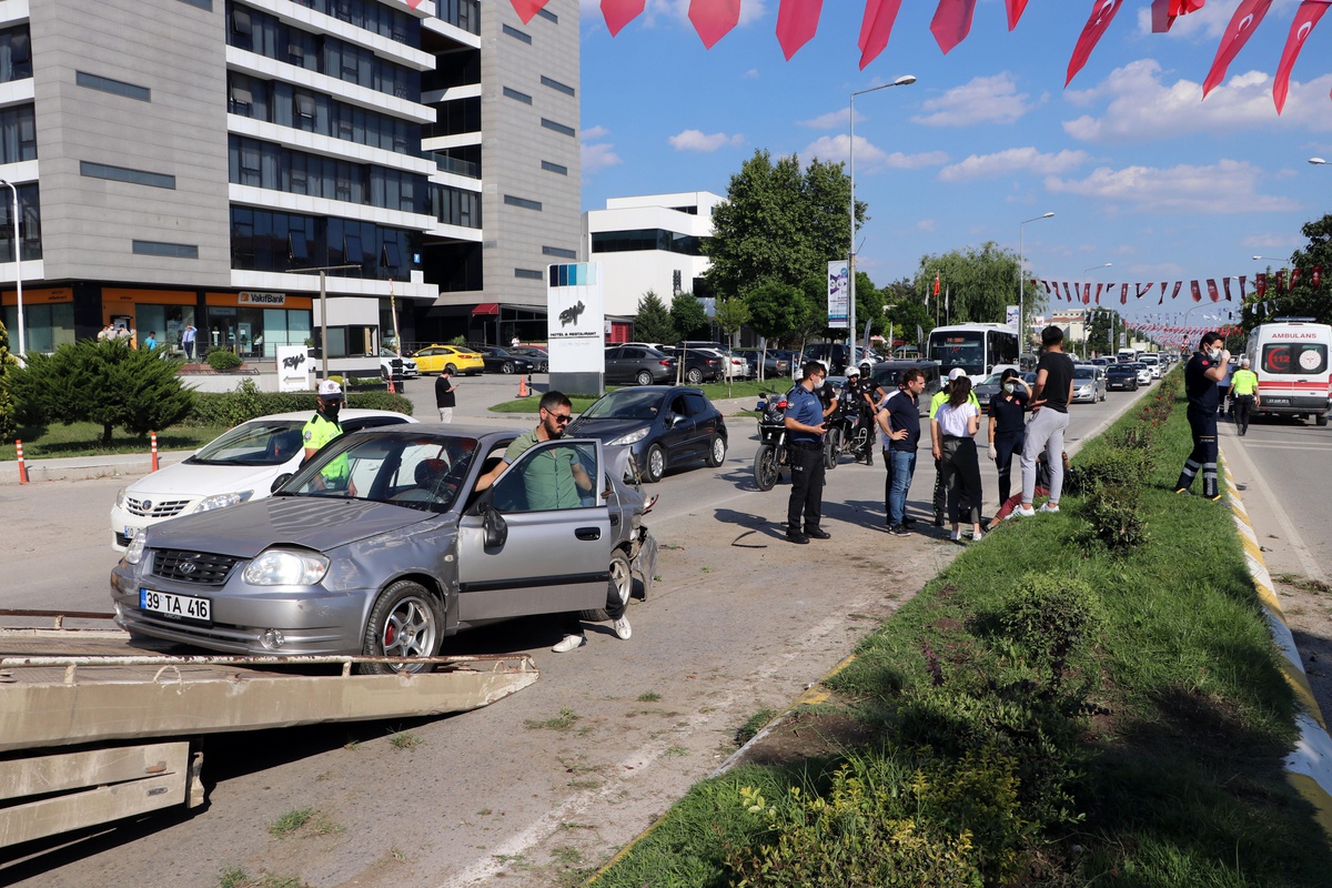 Edirne\'de zincirleme trafik kazasında 3 kişi yaralandı