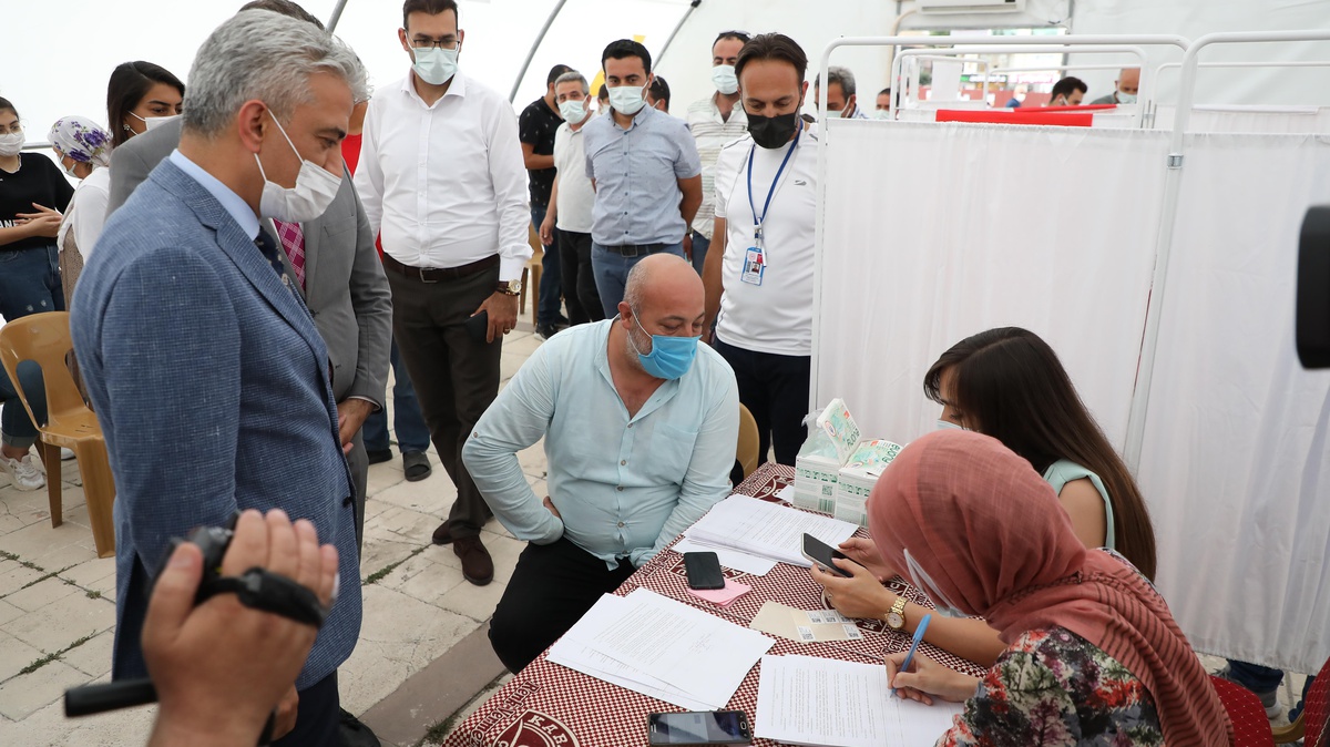 Erzincan Valisi Mehmet Makas, kararsız vatandaşları aşı olmaya ikna etti