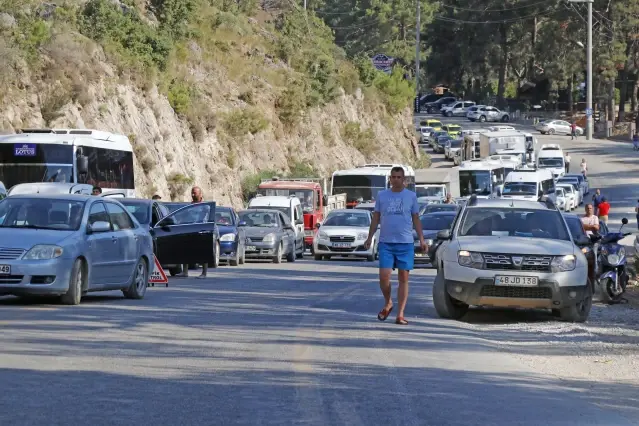 Fethiye'de otomobil ile cip çarpıştı, 4'ü yabancı 8 kişi yaralandı