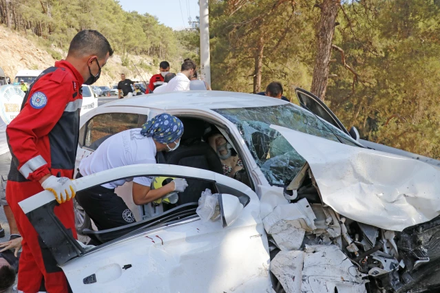 Fethiye'de otomobil ile cip çarpıştı, 4'ü yabancı 8 kişi yaralandı