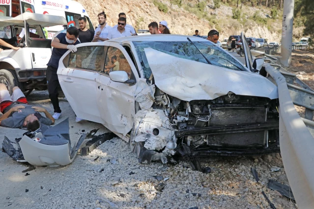 Fethiye'de otomobil ile cip çarpıştı, 4'ü yabancı 8 kişi yaralandı