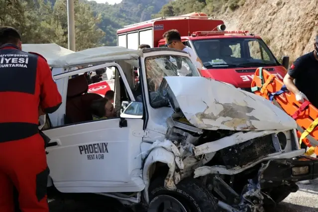 Fethiye'de otomobil ile cip çarpıştı, 4'ü yabancı 8 kişi yaralandı