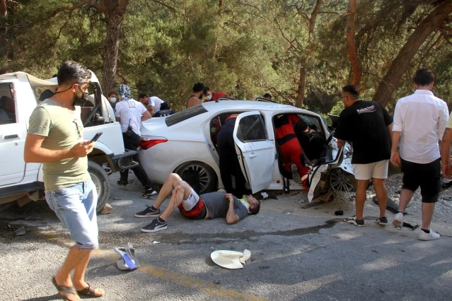 Fethiye'de otomobil ile cip çarpıştı, 4'ü yabancı 8 kişi yaralandı