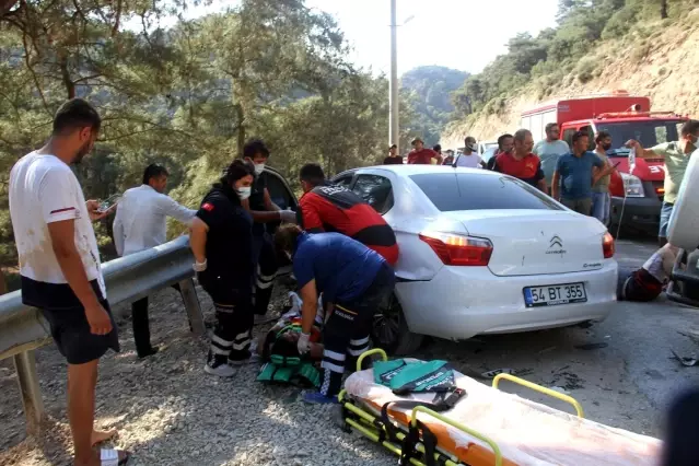 Fethiye'de otomobil ile cip çarpıştı, 4'ü yabancı 8 kişi yaralandı