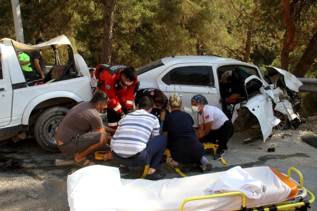 Fethiye'de otomobil ile cip çarpıştı, 4'ü yabancı 8 kişi yaralandı