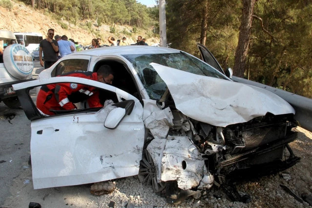 Fethiye'de otomobil ile cip çarpıştı, 4'ü yabancı 8 kişi yaralandı