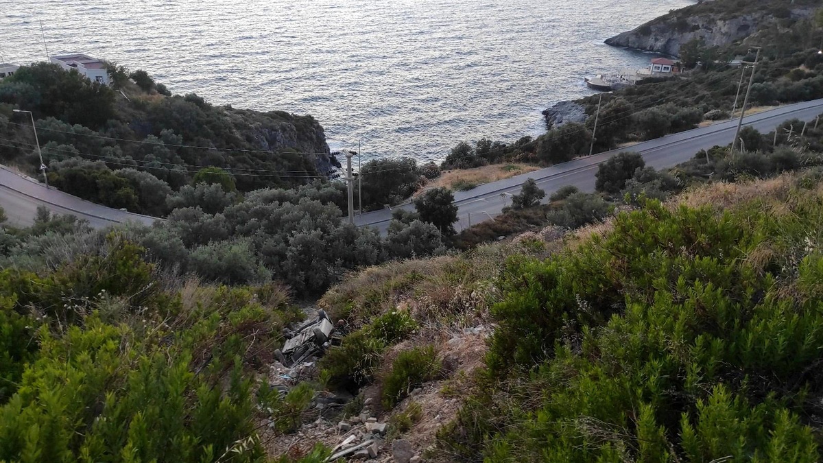 Gaz ile fren pedalını karıştırdı, şarampole yuvarlandı