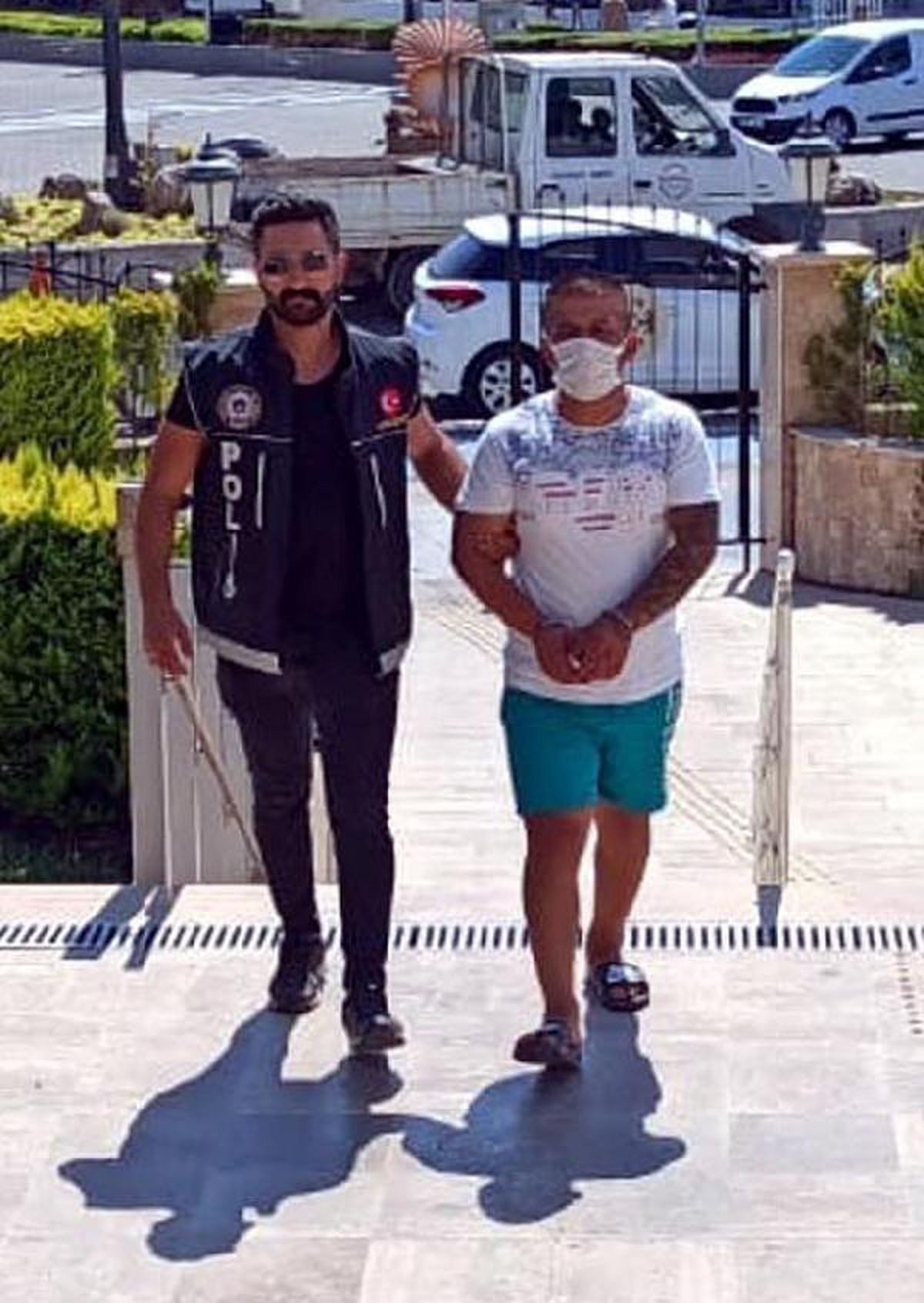 İzmir\'den getirdiği tütüne emdirilmiş bonzai ile yakalandı