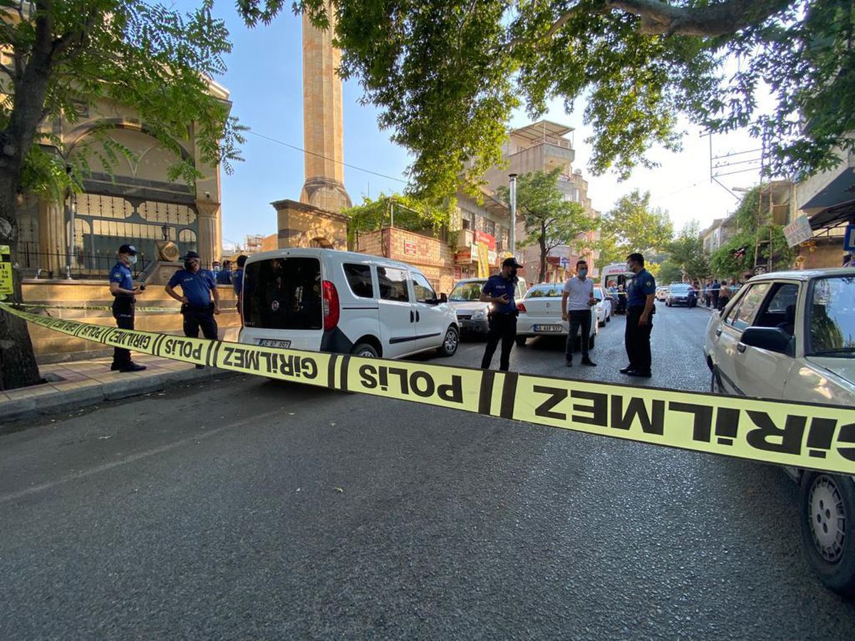 Kahramanmaraş\'ta bir kişi cami çıkışı tabancayla vurularak öldürüldü
