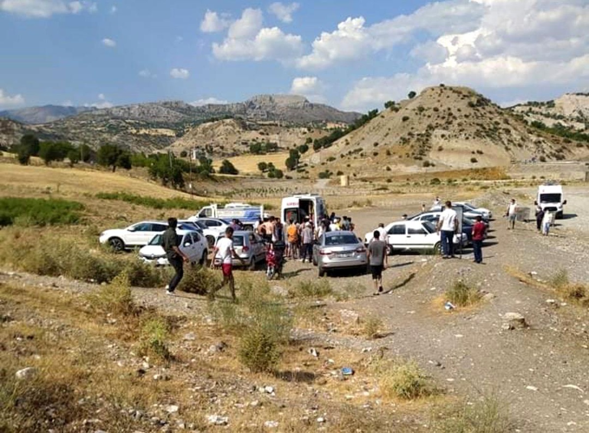 Kahta\'da boğulma tehlikesi geçiren genç hastaneye kaldırıldı