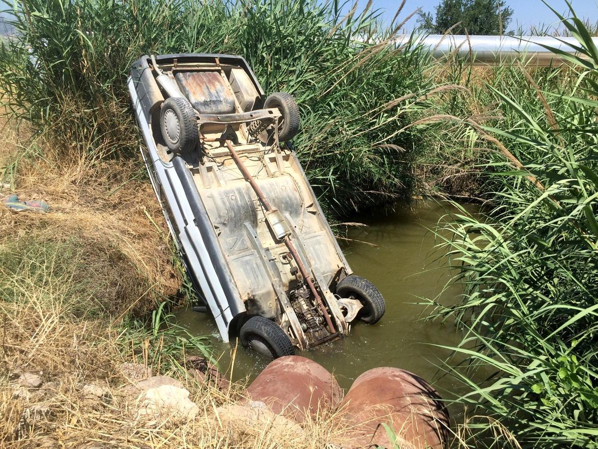 Kanala düşen otomobilden burnu bile kanamadan kurtuldu