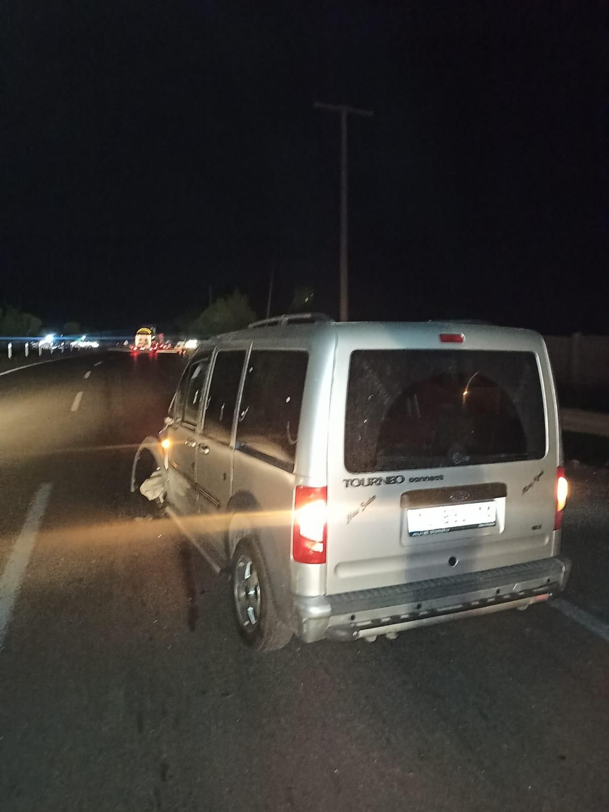 Karacabey\'de hafif ticari araç ile motosiklet çarpıştı: 3 yaralı