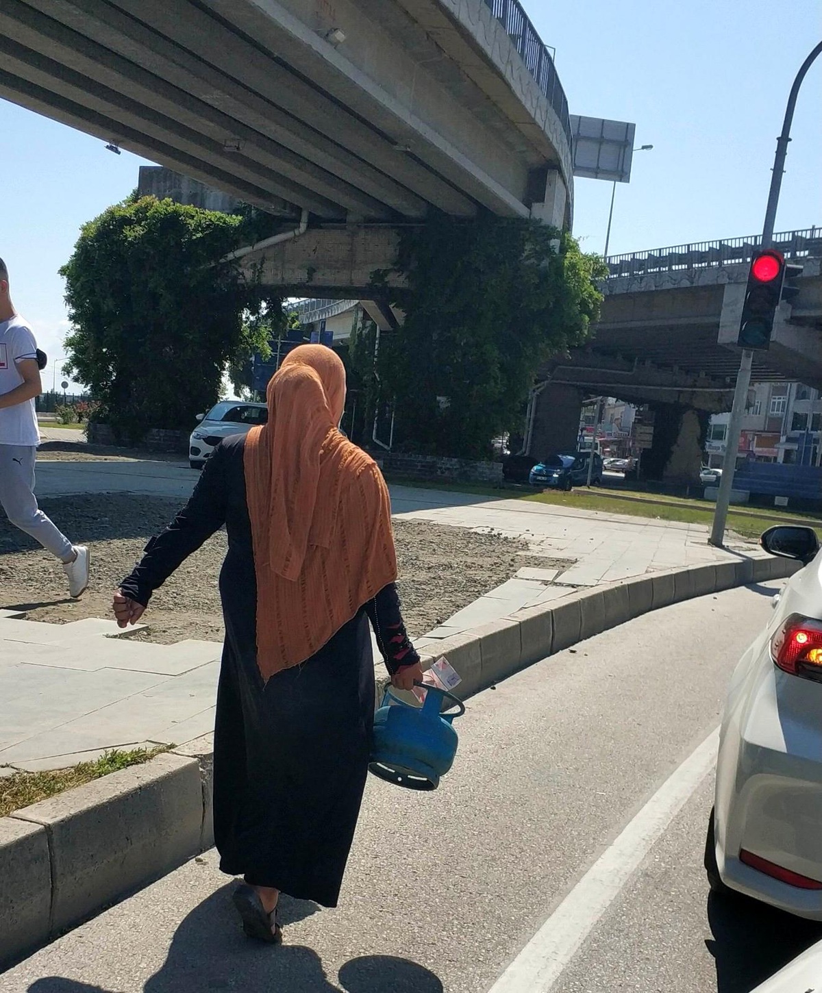 Kırmızı ışıkta \'piknik tüpü\' ve \'elektrik faturası\' ile dilencilik