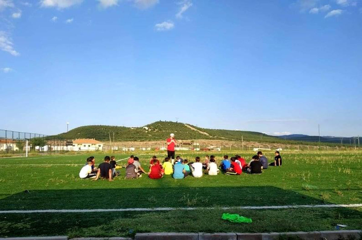 Kitap okuyup futbol öğreniyorlar