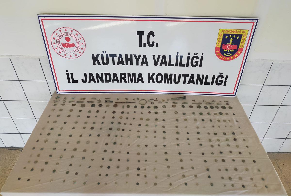 Son dakika haberi! Kütahya\'da tarihi eser operasyonunda 3 şüpheli yakalandı
