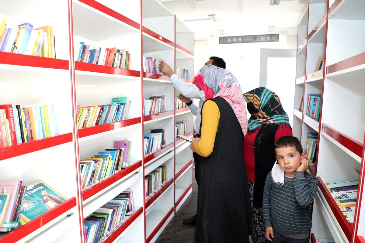 Kütüphane geziyor, mahalleli okuyor