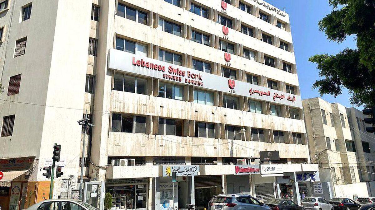 Lübnan\'da ekonomik kriz: Bir banka mevduat sahiplerince basıldı, bankalar şubelerini bir gün kapattı
