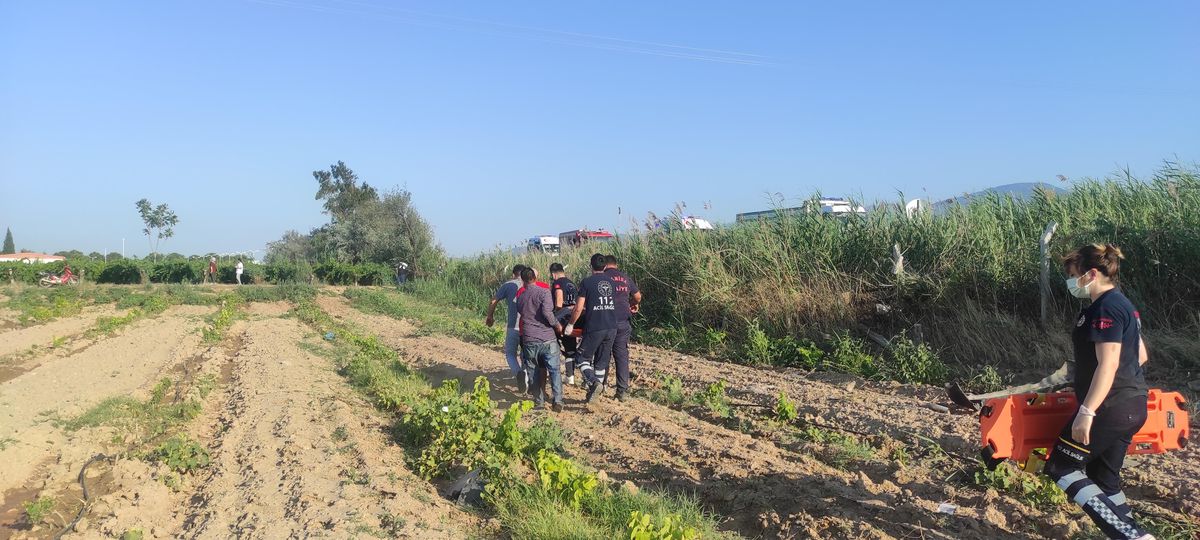 Manisa\'da hafif ticari araç şarampole devrildi: 2 yaralı
