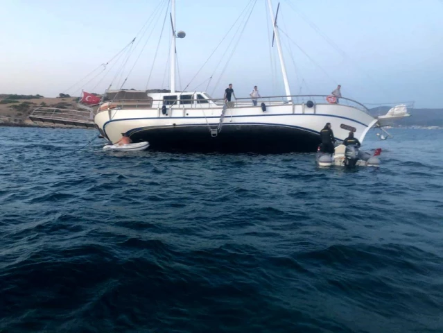 Milyon dolarlık tur teknesi karaya oturdu, turistler son anda kurtarıldı