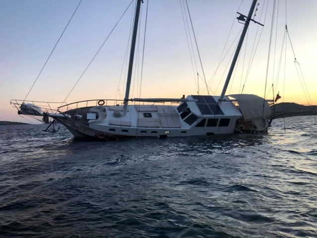 Milyon dolarlık tur teknesi karaya oturdu, turistler son anda kurtarıldı