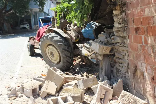 Ödemiş'te kontrolden çıkan traktör bir evin bahçe duvarını yıktı