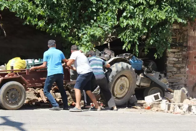 Ödemiş'te kontrolden çıkan traktör bir evin bahçe duvarını yıktı