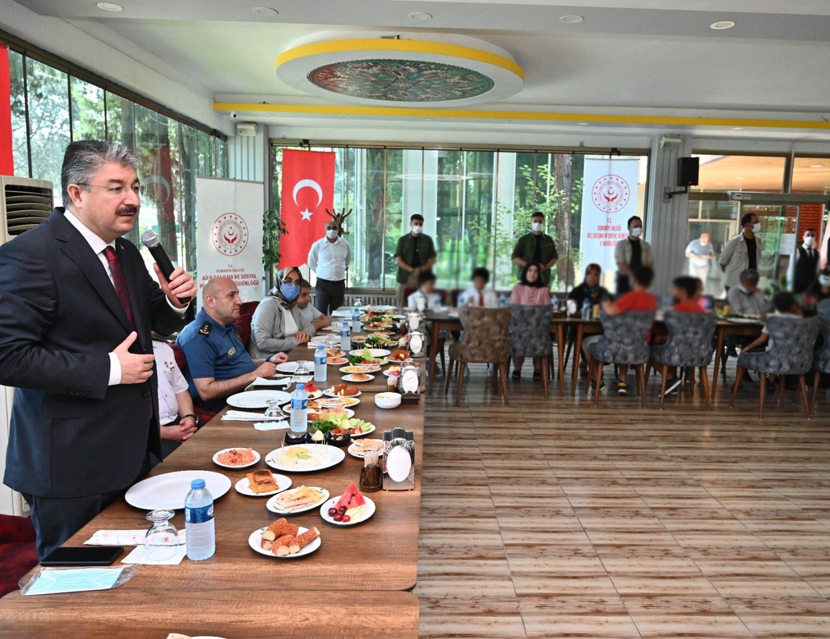 Osmaniye Valisi Erdinç Yılmaz, koruyucu ailelerle buluştu