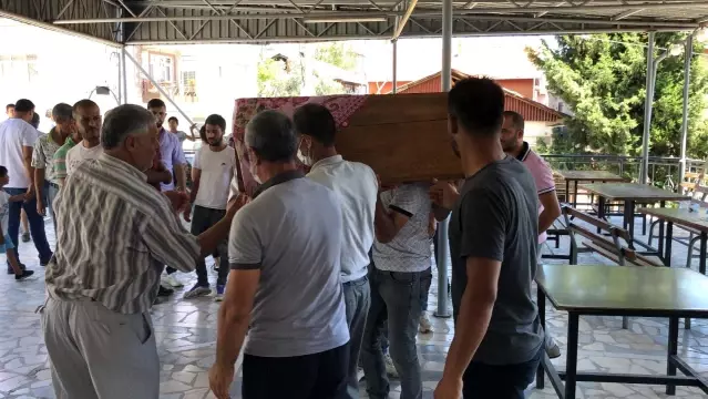 Otobüsün çarptığı 3 yaşındaki Emine Nur, son yolcuğuna uğurlandı Otobüsün çarptığı 3 yaşındaki Emine Nur, son yolcuğuna uğurlandı