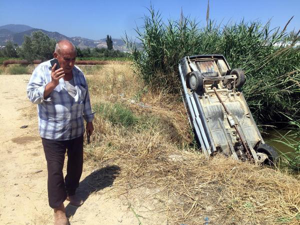 Otomobil kanala uçtu; sürücü yara almadan kurtuldu