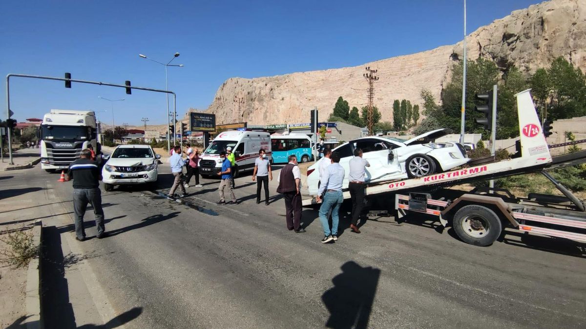 Otomobille kamyonet çarpıştı: 2 yaralı