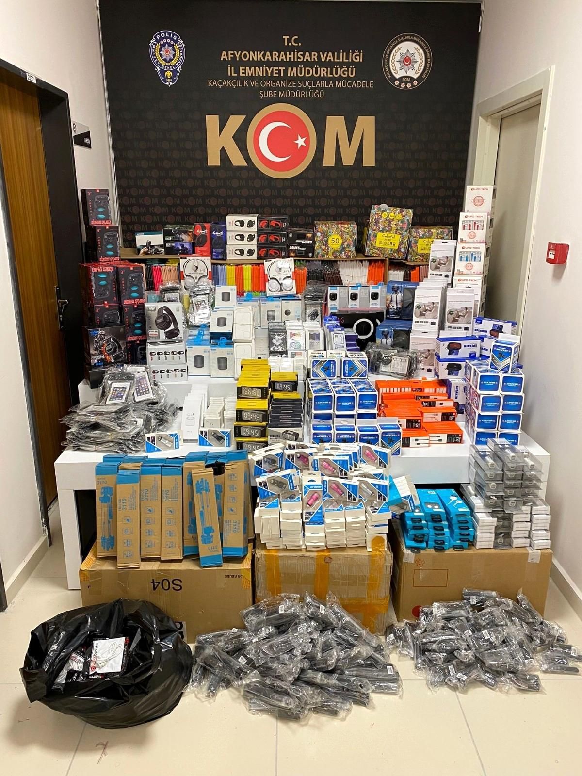 Son dakika haberi: Polis binlerce adet gümrük kaçağı cep telefonu aksesuarı ele geçirdi