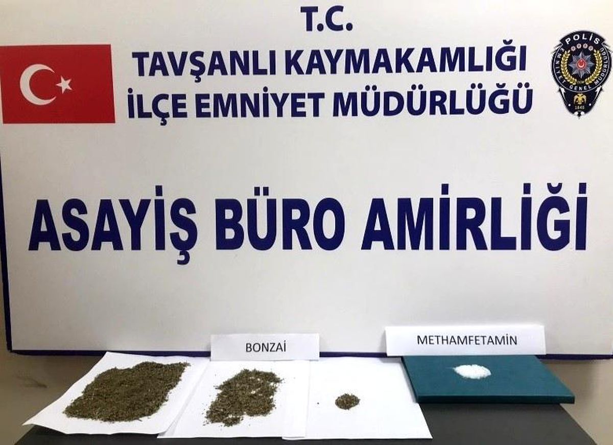 Polisten kaçarken araçtan uyuşturucu attılar