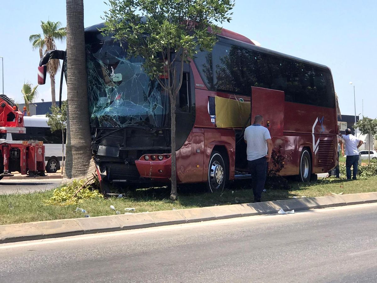 Son dakika haberleri... Refüjdeki ağaca çarpan yolcu otobüsünün sürücüsü öldü