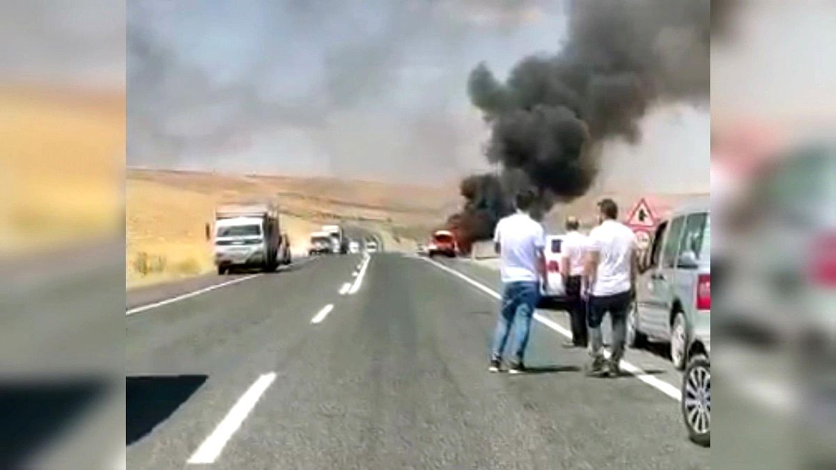 Seyir halindeki otomobil alev topuna döndü