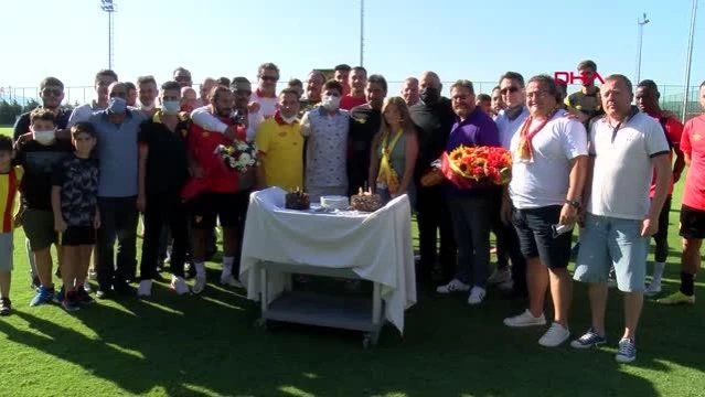SPOR Göztepe'de teknik direktör Ünal Karaman'a doğum günü sürprizi