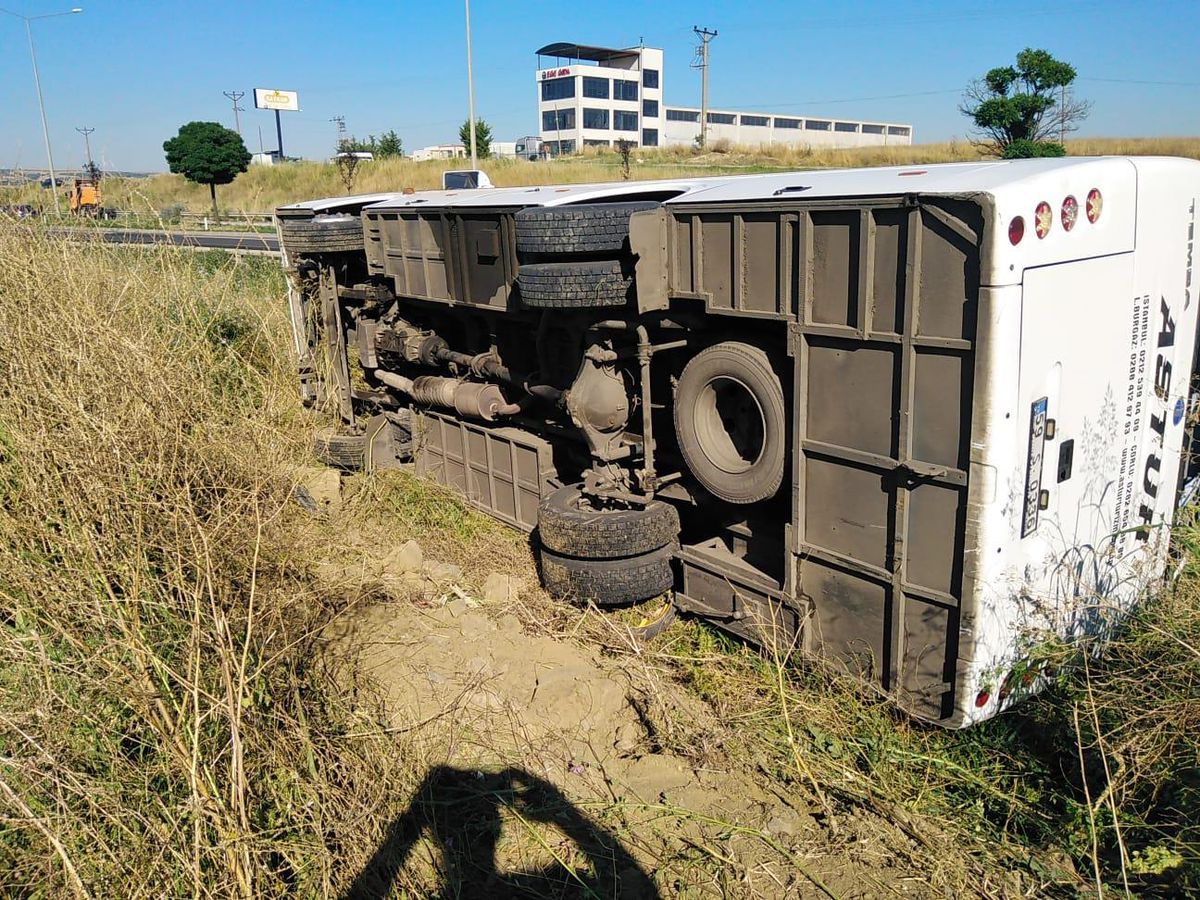 Tekirdağ\'da işçileri taşıyan servis aracı devrildi: 8 yaralı