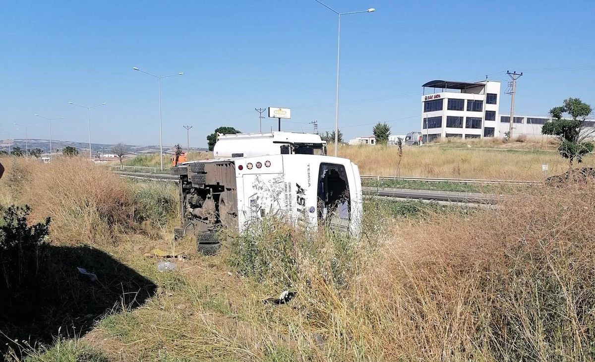 Tekirdağ\'da servis aracı devrildi: 8 yaralı