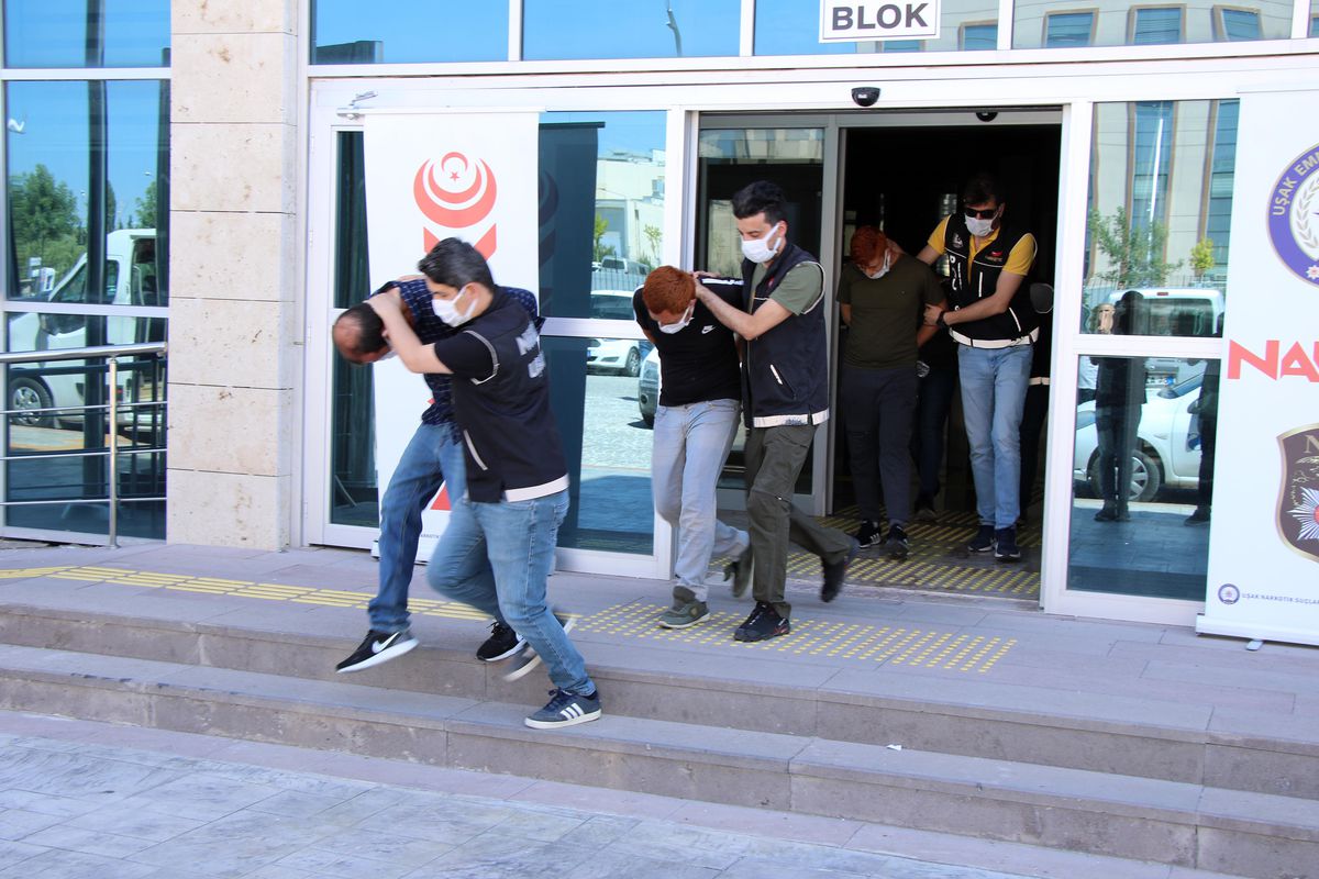 Son dakika haber: Uşak merkezli uyuşturucu operasyonunda yakalanan 8 zanlıdan 1\'i tutuklandı